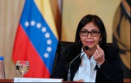 “Tamaña locura de entreguismo por parte de una clase política (...) es una barbaridad, es una salvajada”, manifestó la vicepresidente Delcy Rodríguez 