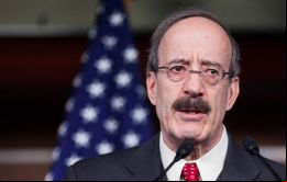 “Me preocupan los comentarios del presidente Trump insinuando que la intervención militar sigue siendo una opción”, dijo el diputado Eliot Engel