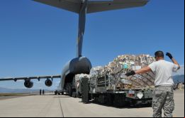 Las aeronaves transportan cajas selladas con el rótulo de la Agencia de Estados Unidos para el Desarrollo Internacional (USAID), contienen alimentos y asistencia para unas 25 mil personas
