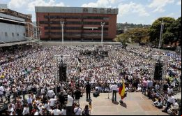 Juan Guaidó durante un encuentro con voluntarios para trabajos de ayuda humanitaria