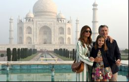 El mandatario argentino, acompañado por la primera dama, Juliana Awada, hizo antes una breve escala en la ciudad de Agra para visitar el Taj Mahal