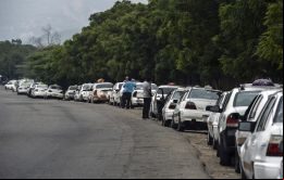 Las filas se están formando en los estados al oeste de la capital, como Portuguesa y Barinas, donde se ven obligados a estacionar y hacer filas de horas