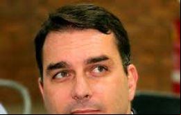 Se investigan dos apartamentos de lujo que el senador Bolsonaro adquirió en Río de Janeiro, sin embargo no se han entregado más detalles.