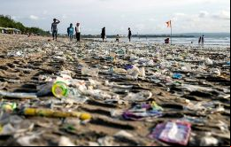  Kuta pasó de ser un paraíso, a un basural lleno de desechos plásticos y trozos de madera que cubrieron sus blancas arenas luego de una fuerte tormenta