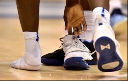  A los 33 segundos del partido el jugador de Duke, Zion Williamson (18) sufrió una lesión en una rodilla ya que su calzado izquierdo se destrozó en la zona de la planta