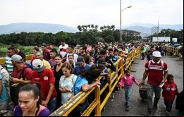 En 2018, 5,000 personas salieron de Venezuela todos los días en busca de protección o de una vida mejor