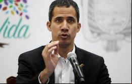 “Anuncio mi regreso al país. Convoco al pueblo venezolano a concentrarse, en todo el país, mañana (lunes) a las 11:00 am”, escribió Guaidó en su cuenta de Twitter