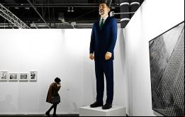 Los artistas que crearon la pieza la pusieron a la venta por 200.000 euros con la condición de que quien la compre debe hacerla arder en un año más. 
