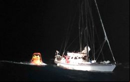Las fotos muestran a un bote de rescate del Seabed Constructor aproximándose al velero francés Paradise el martes por la noche, cuando se rescató a Pascale Noel