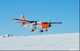 Un helicóptero de la Fuerza Aérea argentina y un avión DH6 Twin Otter en apoyo, lograron transportar 13 científicos checos y 800 kilos de carga a la Base Esperanza 
