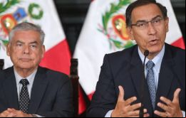 Sin detallar los motivos, la oficina presidencial afirmó en un comunicado que César Villanueva (izquierda) presentó su renuncia al puesto que ocupaba desde abril de 2018 