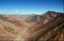 El proyecto de Pascua-Lama con una proyectada inversión de  US$ 8.500 millones se encuentra paralizado por incumplimientos ambientales