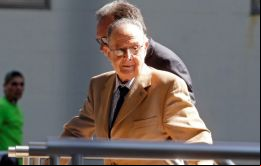 Raffo fue hallado acostado en la bañera, boca arriba, vestido con una bata negra y un pantalón corto. Presentaba un disparo en la cabeza y un 38 en su mano derecha