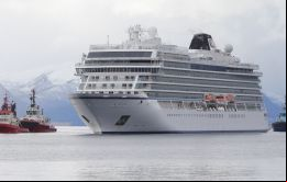 Tras haber logrado poner en marcha tres de sus cuatro motores, se acercaron dos remolcadores que llevaron al barco hacia el puerto de Molde, a unos 80 kilómetros de distancia.