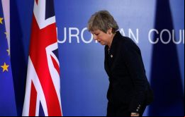El ministro británico de Finanzas, Philip Hammond, señaló este domingo que hablar en este momento sobre expulsar a May era francamente autoindulgente