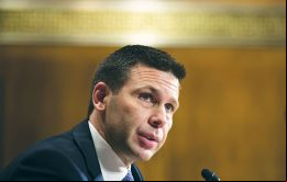 La noticia fue confirmada por Trump en twitter Kirstjen Nielsen reunció y entra Kevin McAleenan, nacido en Hawai, en 1971