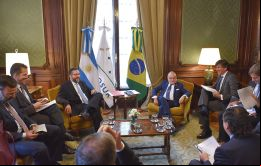 Reunión de trabajo entre los dos cancilleres, Araújo y Faurie, y sus asesores en el Palacio San Martín  
