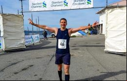 Daniel Sebastián Ujhelly cruza la línea de llegada de la Maratón de Stanley (Fotos FB)