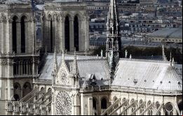 El voluminoso templo de planta de cruz latina tiene dos torres campanarios, donde se puede subir para disfrutar de una vista fantástica de la ciudad