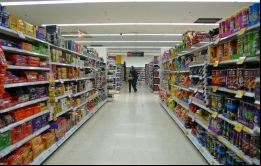   Según Indec, el índice de precios para los últimos doce meses se elevó a 54,7%, con importantes alzas en los rubros de transporte (67,5%) y alimentos (64%)