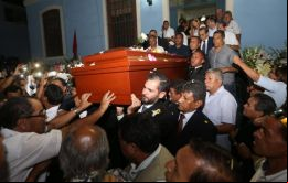En medio de cánticos del partido, pañuelos blancos en alto y banderas, el féretro de García ingresó a la casona cargado por su hijo Alan Raúl y varios dirigentes