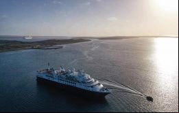 Cruceros anclados en la bahía de Stanley mientras lanchas transportan los visitantes a tierra 