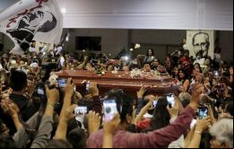 En un momento de gran tensión, una muchedumbre de apristas se agolpó al grito de fuera, fuera sobre la puerta trasera del aula magna de la Casa del Pueblo
