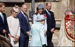 La monarca británica celebró el feriado asistiendo a un servicio religioso con otros  de la familia real en la capilla de San Jorge, del castillo de Windsor