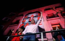 El presidente saliente Pedro Sánchez es el claro vencedor en los que el PSOE, con 123 diputados, logró casi el doble del número de los escaños del PP, con 65 bancas