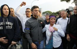 López se encuentra en embajada española en Caracas el martes en calidad de huésped