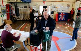 Con más del 40% de los votos a consejos municipales ingleses escrutados, el Partido Conservador perdía 359 concejales y el Laborista 74 concejales, según la BBC. 