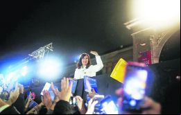 La ex mandataria llegó a la Feria del Libro de Buenos Aires en medio de cánticos de sus seguidores, que gritaban Cristina Presidenta