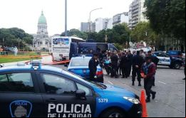 Los hechos se produjeron este jueves, cuando el diputado y su acompañante paseaban a escasos metros del Congreso de la Nación