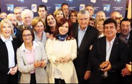 CFK se reunió con una veintena de dirigentes peronistas y dio un discurso de unos 20 minutos, donde llamó a la unidad del bloque para competir contra Cambiemos