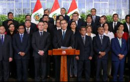 No vamos a retroceder ni un solo paso para sacar adelante estas reformas tan necesarias para el país, dijo Vizcarra, quien apareció acompañado de su gabinete. 