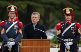 En un discurso durante una conmemoración militar, Macri afirmó que la nación debe “dejar atrás el pasado y mirar el futuro”
