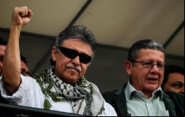 Luego de que Santrich llegara a la sede política, salió unos minutos al balcón y gritó ¡Viva La Paz de Colombia y abajo la intervención de los yanquis!. 