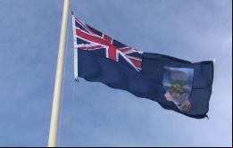 La bandera ceremonial de las Falklands fue entregada por MLA Leona Roberts al Lord Mayor de Portsmough Consejeo David Fuller