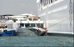 Los turistas, en tierra, corrieron al ver el buque de 13 pisos MSC Opera rozando el muelle, según se aprecia en un video publicado en Twitter.