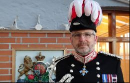  El gobernador de las Islas, Nigel James Phillips, CBE, con su uniforme de gala, durante su mensaje anual a la Asamblea Legislativa de las Islas Falkland.