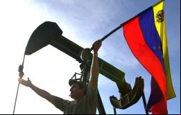 La caída se debe a la imposición de sanciones por parte de Estados Unidos sobre la empresa estatal petrolera PDVSA, lo que ha obligado a Venezuela a terminar con sus inventarios de crudo desde finales
