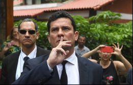 Según The Intercept, las conversaciones privadas muestran que Moro sugirió a Dallagnol cambiar el orden de las fases del Lava Jato, dio consejos y pistas