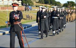 Concluye con un desfile de las tres armas y de las Fuerzas de Defensa de las Falklands al son de una banda de música militar invitada para la ocasión. 