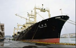 Este lunes, el barco factoría Nisshin Maru, buque insignia de la flota ballenera nipona, y otros varios navíos dejaron el puerto de Shimonoseki  