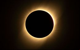  La alineación exacta de Tierra, Sol y Luna ocurrió desde las 16:30 y se prolongó por casi dos horas en una franja de 130kms de ancho que recorrió 11.252kms de oeste a este 