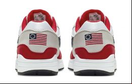 La polémica se generó ya que las zapatillas traían en el talón la primera bandera de Estados Unidos, conocida como Betsy Ross