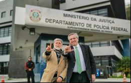 El exjefe de Gabinete visitó a Lula junto a Celso Amorim, histórico canciller de Brasil en tiempos del PT con quien se fotografió minutos antes de ingresar al penal