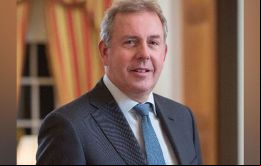 El embajador británico en Washington, Sir Kim Darroch, señaló que la Casa Blanca es excepcionalmente disfuncional y dividida bajo Trump.