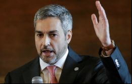 Abdo y su vice Hugo Velázquez, quedaron a las puertas de un juicio cuando un sector disidente del gobernante Partido Colorado dio su apoyo al procedimiento. 