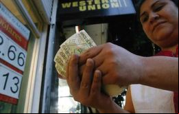 Según el Banco de México, en el lapso enero/junio de 2019, la remesa promedio fue de US$ 321, por arriba de los 319 dólares del mismo periodo del año pasado.